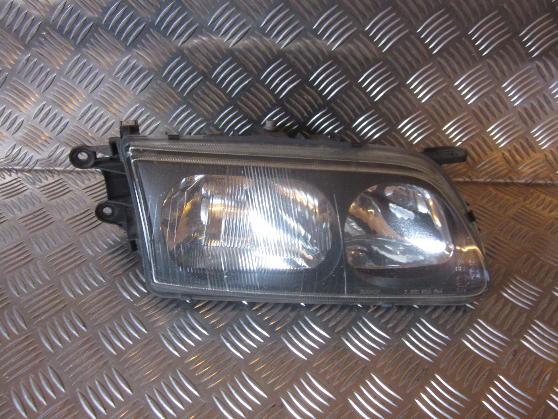 Mazda 626 GF/GW Forlygte Med OEM Nr. Ophugger Fra Mazda Ophugger