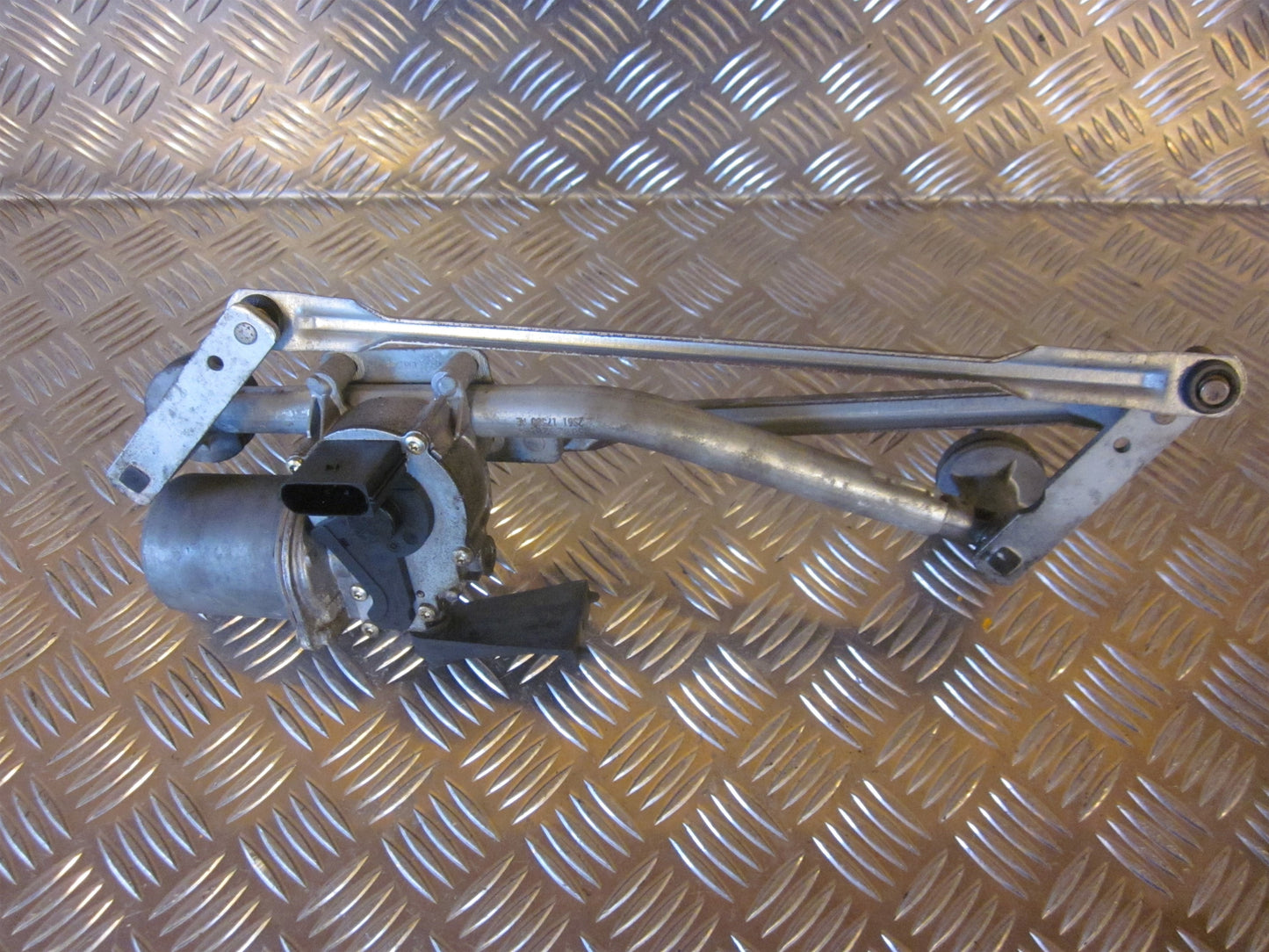 Ford Fiesta 6 Viskermotor Med OEM Nr. Ophugger Fra Ford Ophugger