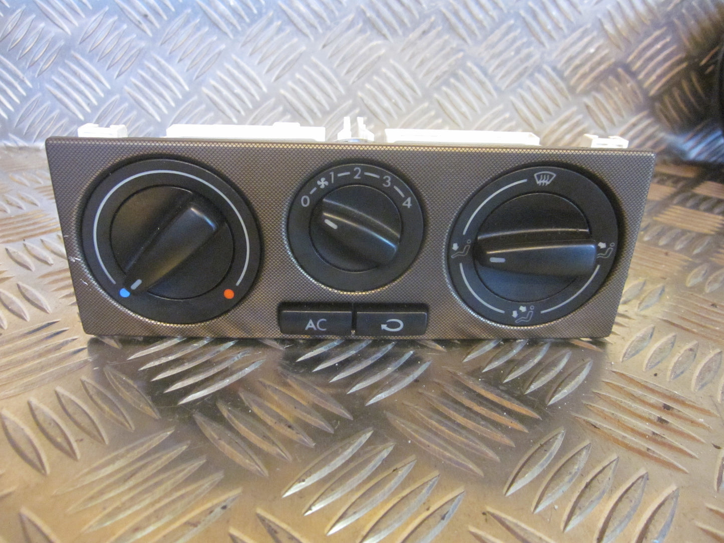 VW Bora 1J Varmeregulering Med OEM Nr. Ophugger Fra VW Ophugger