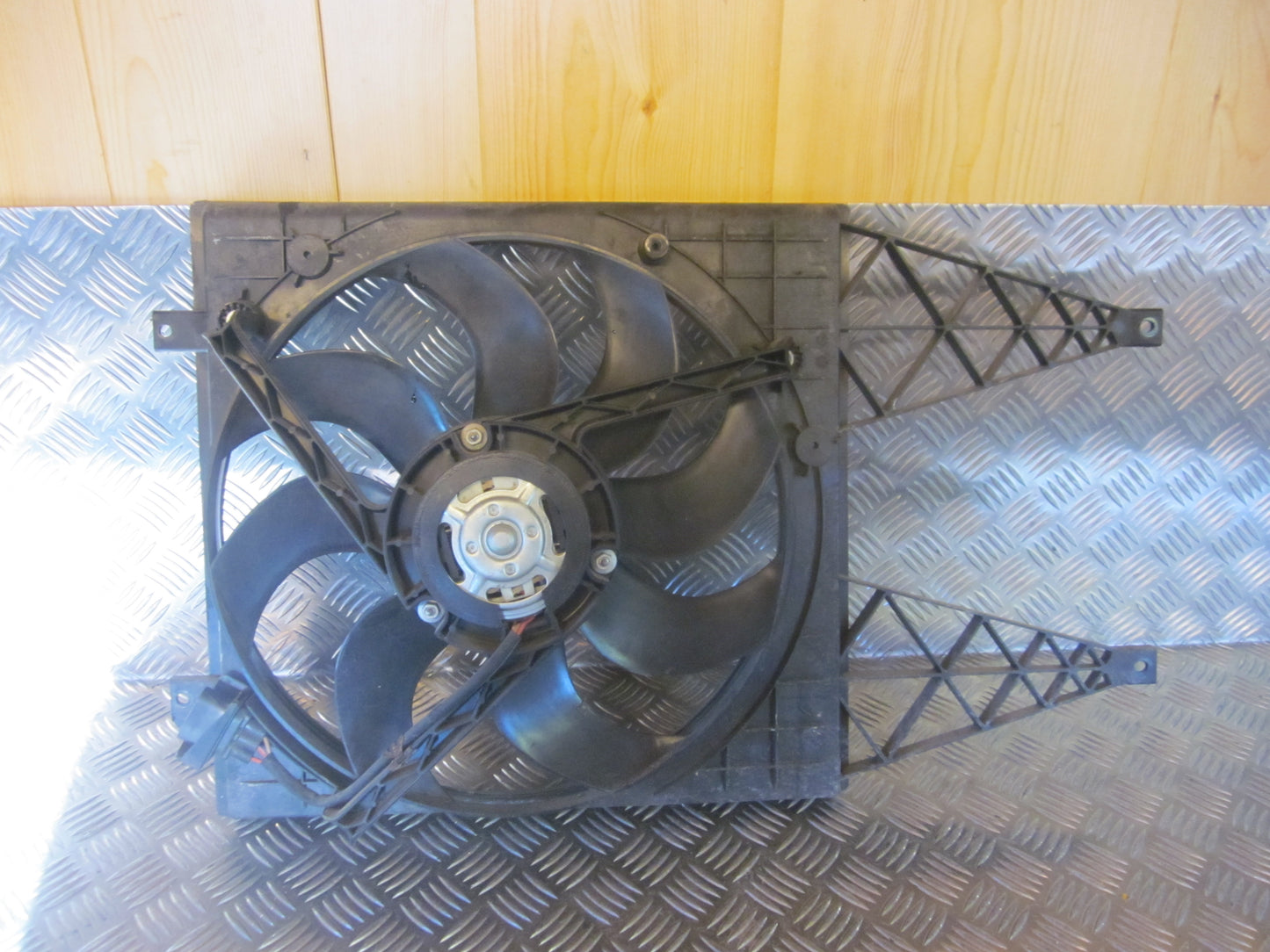 Skoda Fabia Kølerblæser El Med OEM Nr. 6Q0121207N Fra Skoda Ophugger