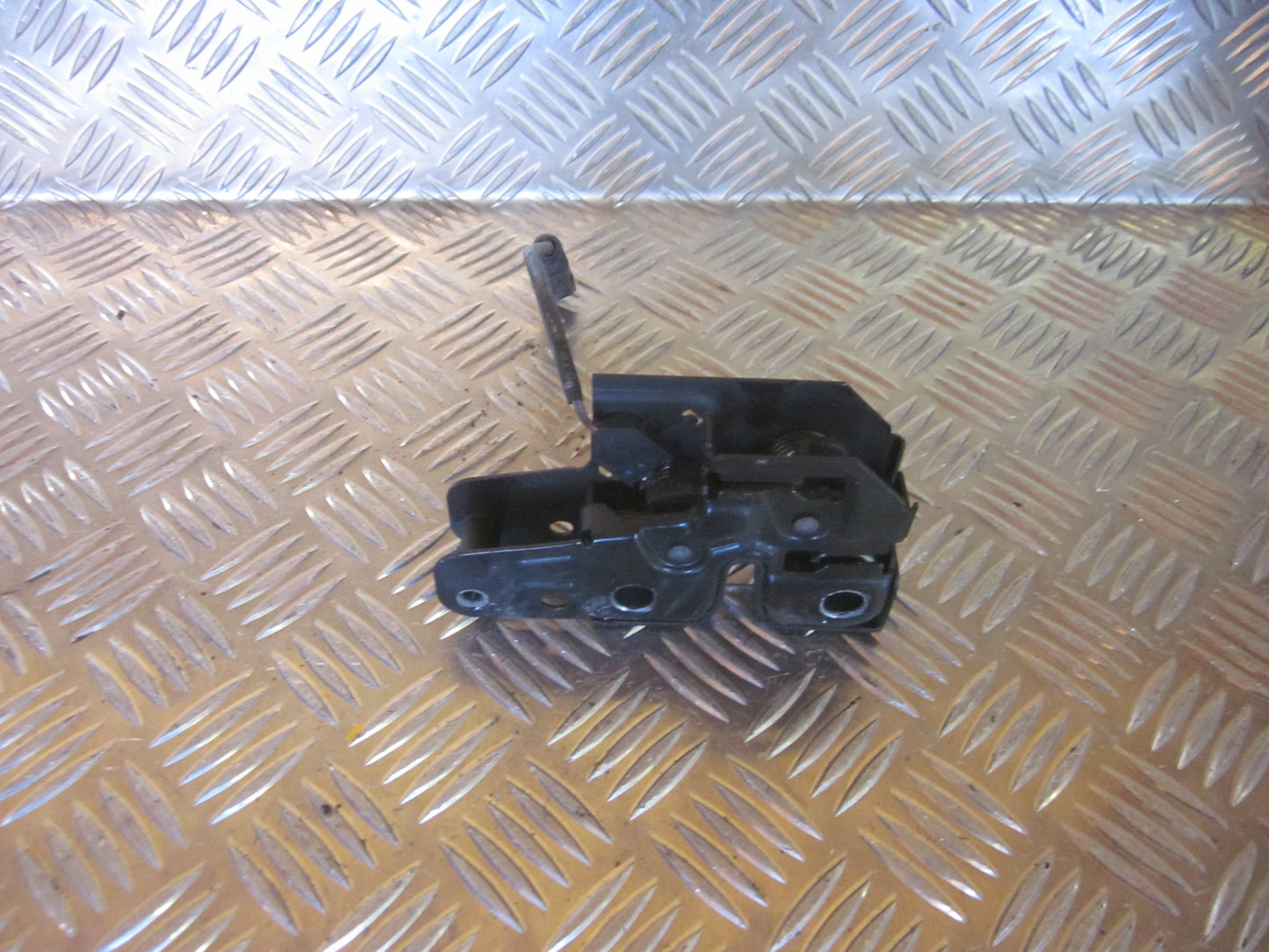 Skoda Fabia Dørlås Med OEM Nr. 5J0823509A Fra Skoda Ophugger