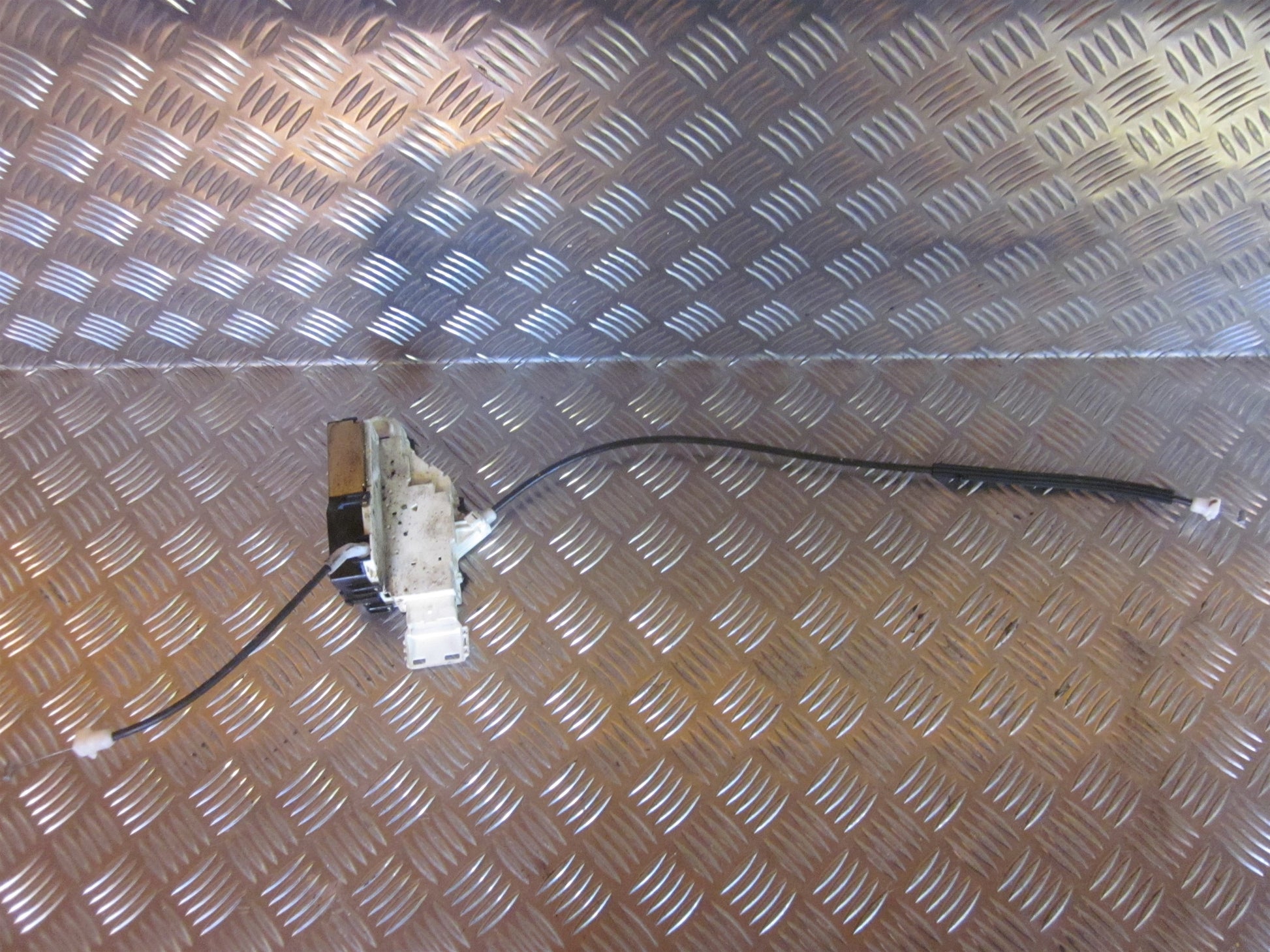 Peugeot 407 Dørlås Med OEM Nr. Ophugger Fra Peugeot Ophugger