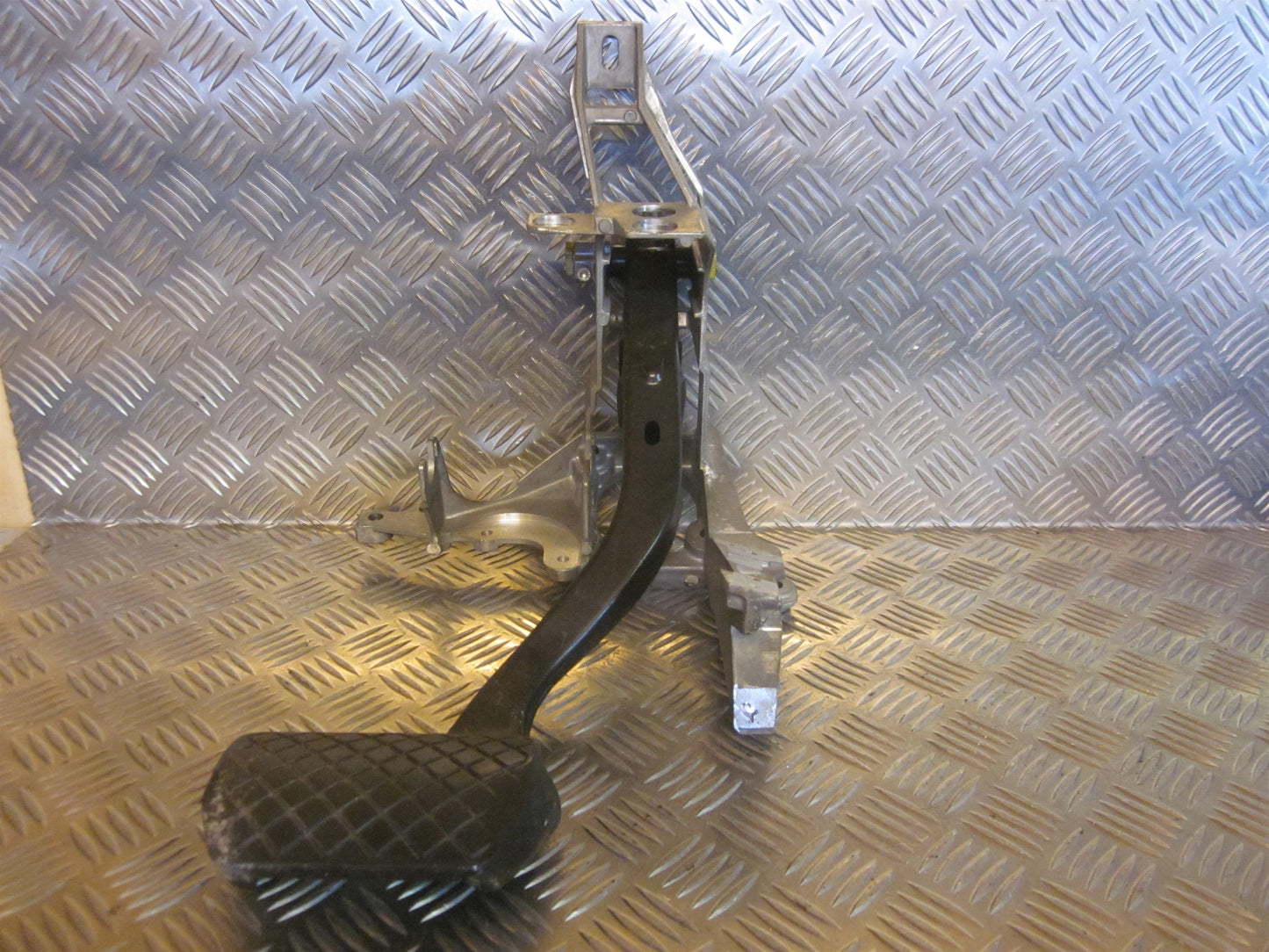 VW Passat 3B Bremsepedal Med OEM Nr. 8D1721117K Fra VW Ophugger