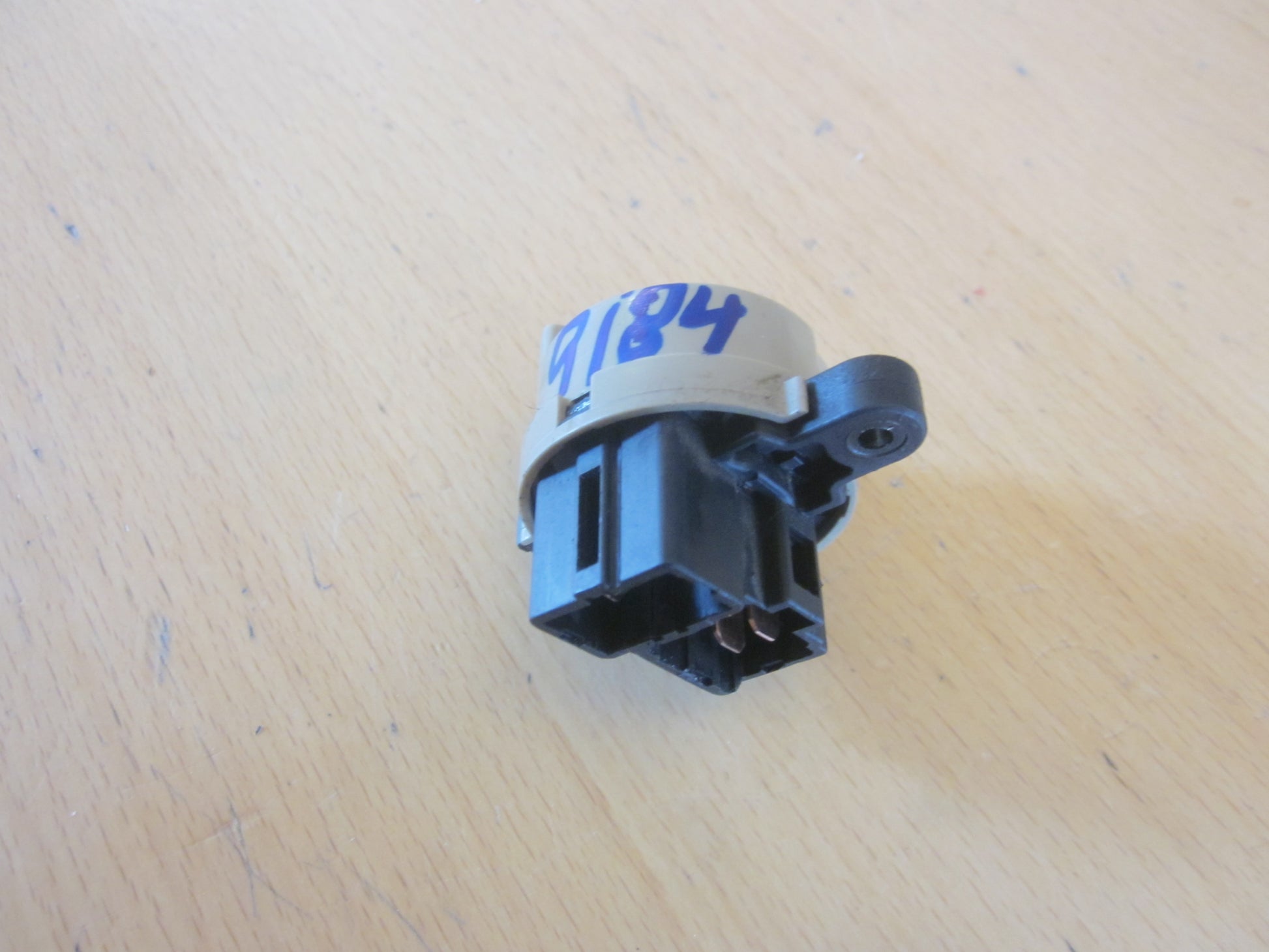 Mazda 323 F 5D BJ14 Ratlås Bundstykke Med OEM Nr. Ophugger Fra Mazda Ophugger