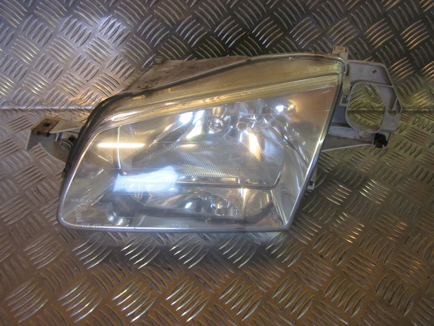 Mazda 323 4D BJ12 Forlygte Med OEM Nr. Ophugger Fra Mazda Ophugger