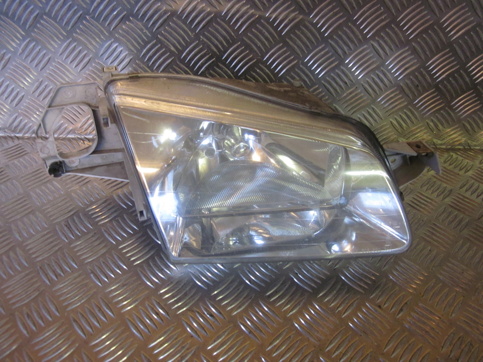 Mazda 323 4D BJ12 Forlygte Med OEM Nr. Ophugger Fra Mazda Ophugger