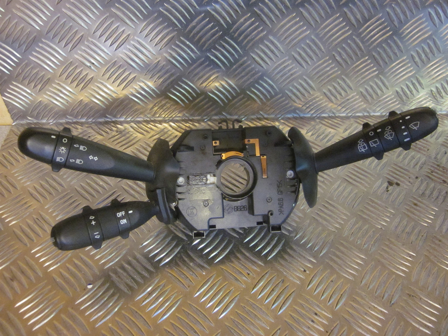 Alfa Romeo 147 Kontakt Combi Med OEM Nr. Ophugger Fra Alfa Romeo Ophugger