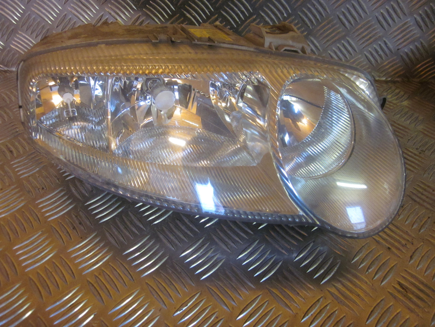 Alfa Romeo 147 Forlygte Med OEM Nr. 46826196 Fra Alfa Romeo Ophugger