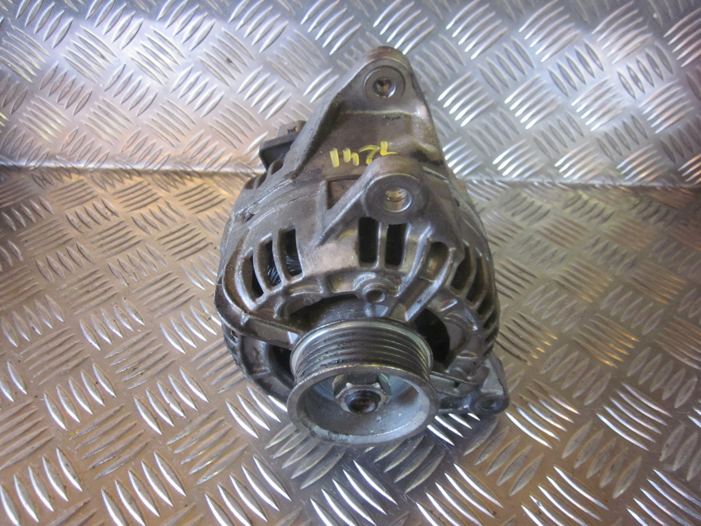 VW Passat 3B Generator Med OEM Nr. 8EL737873001 Fra VW Ophugger