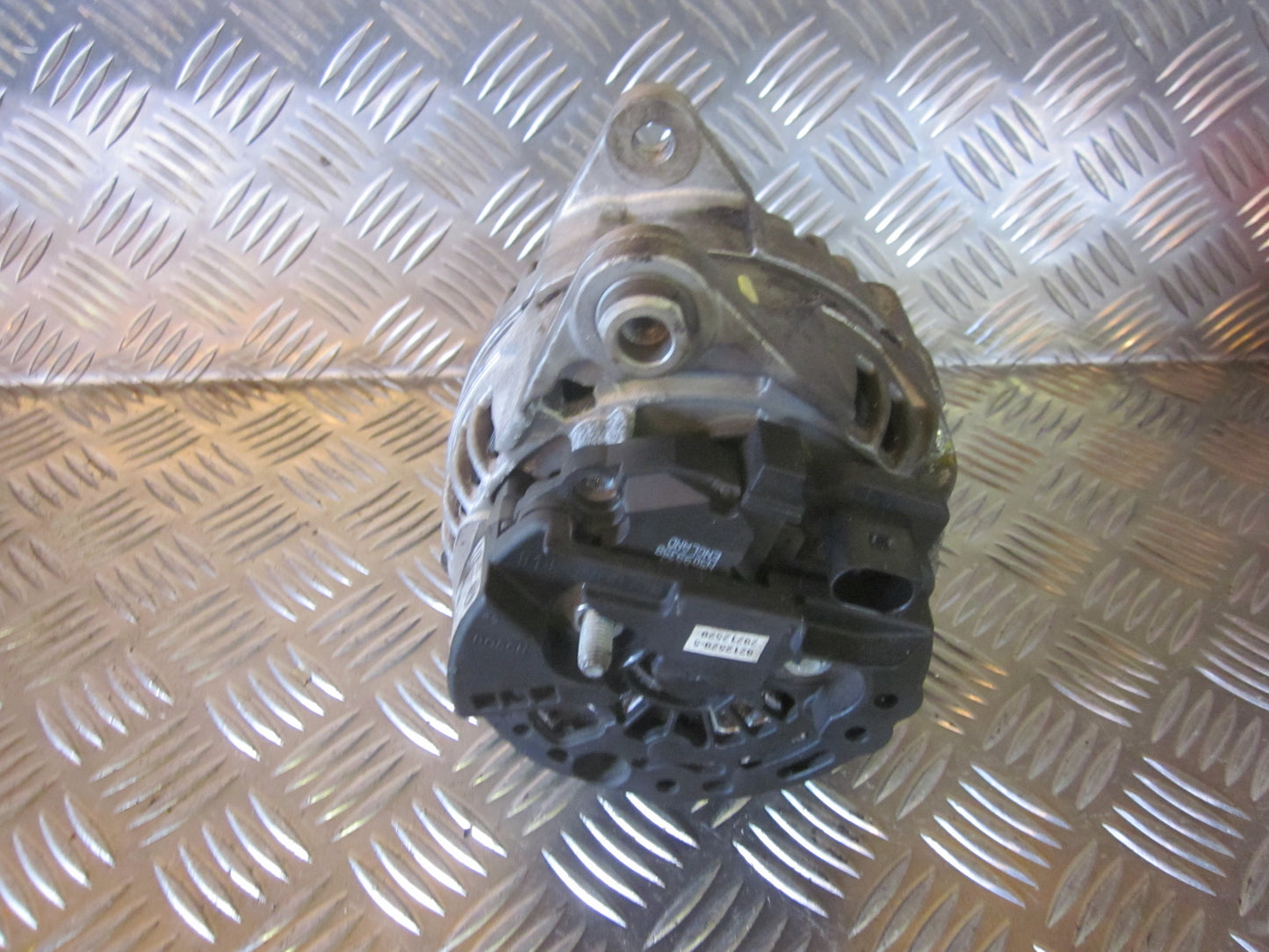 VW Passat 3B Generator Med OEM Nr. 8EL737873001 Fra VW Ophugger