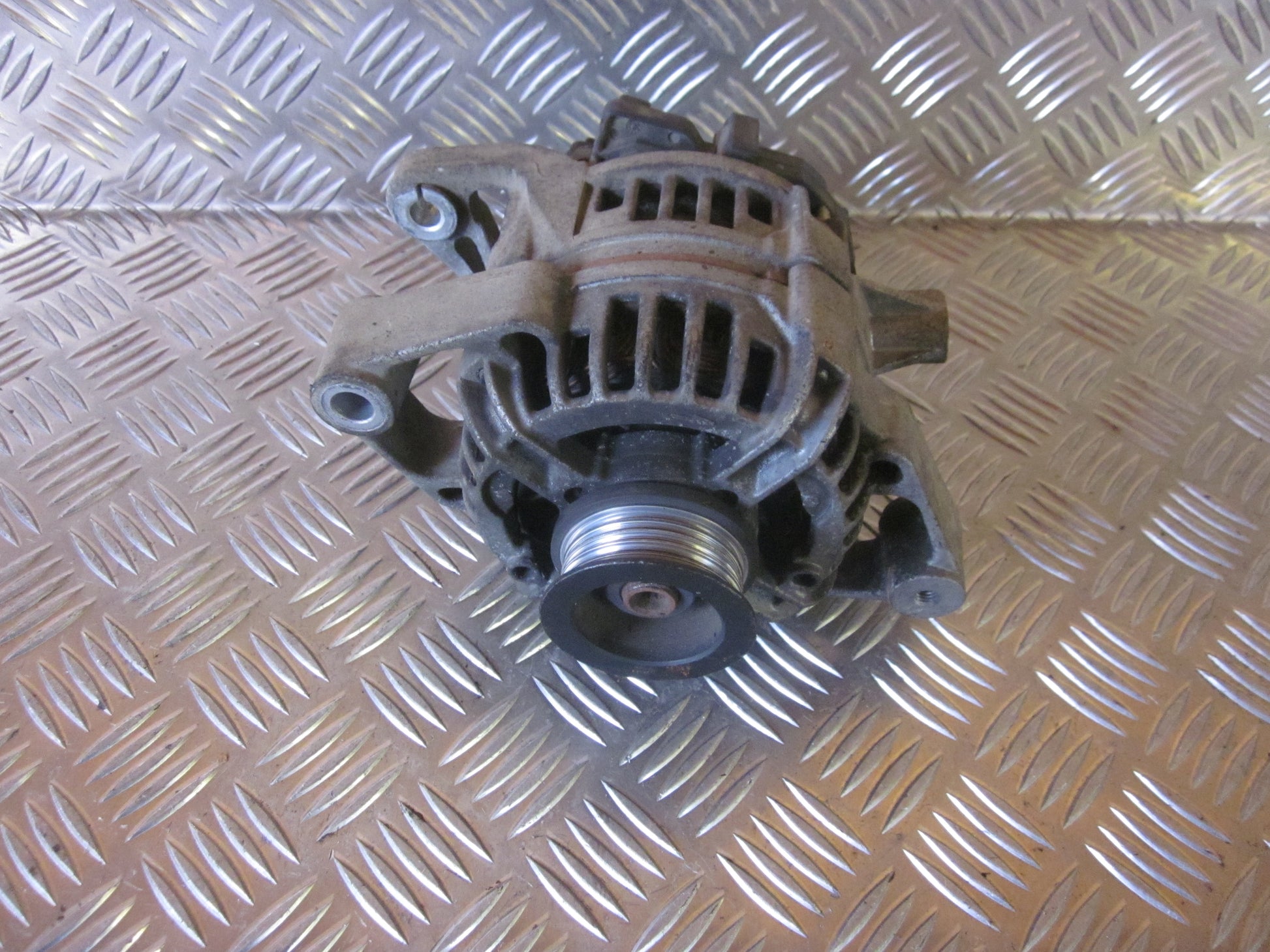 Opel Zafira A Generator Med OEM Nr. 0124225002 Fra Opel Ophugger