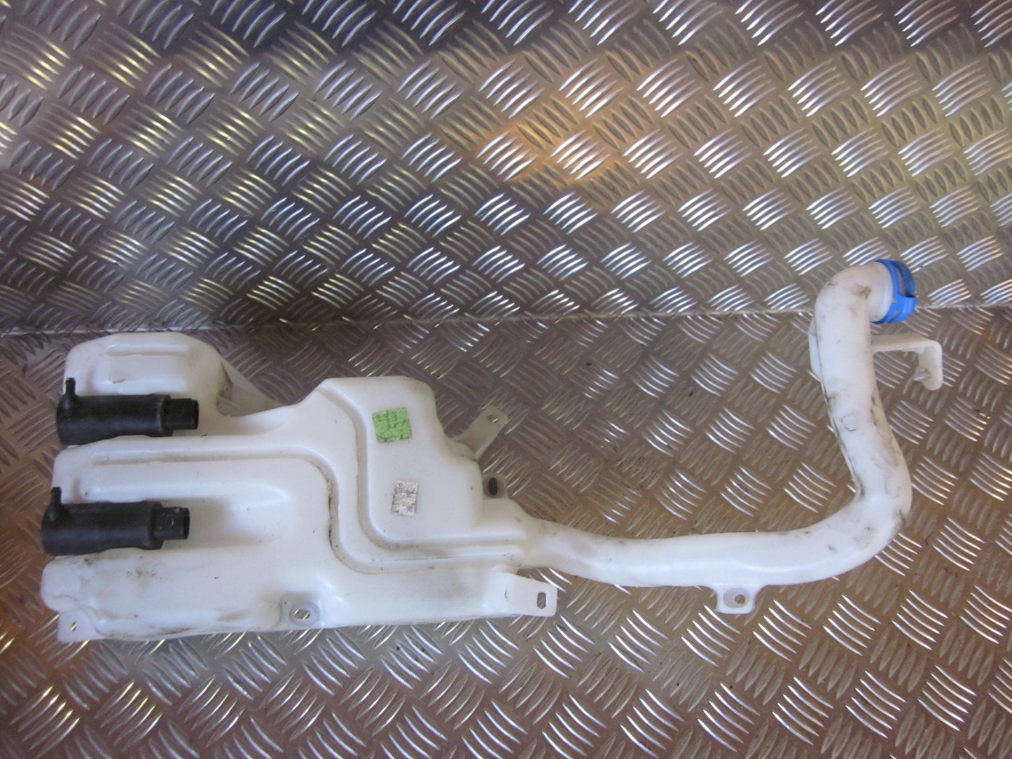 Suzuki Splash Sprinklerbeholder Med OEM Nr. Ophugger Fra Suzuki Ophugger