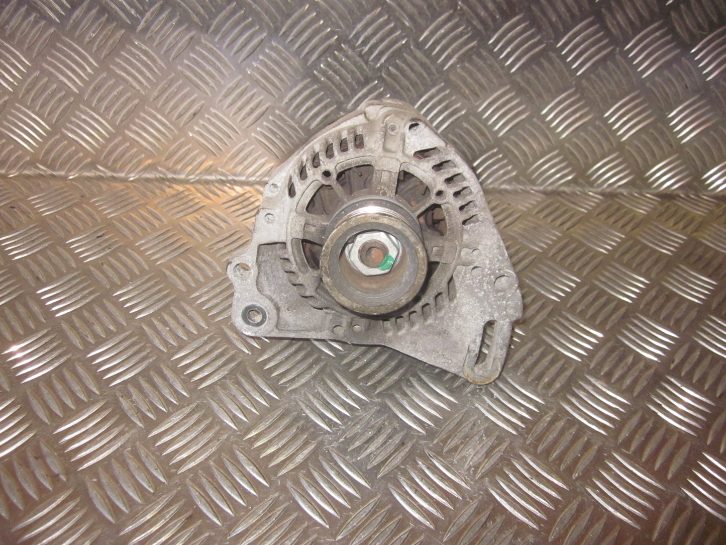 VW Passat Generator Med OEM Nr. 037903023QX Fra VW Ophugger