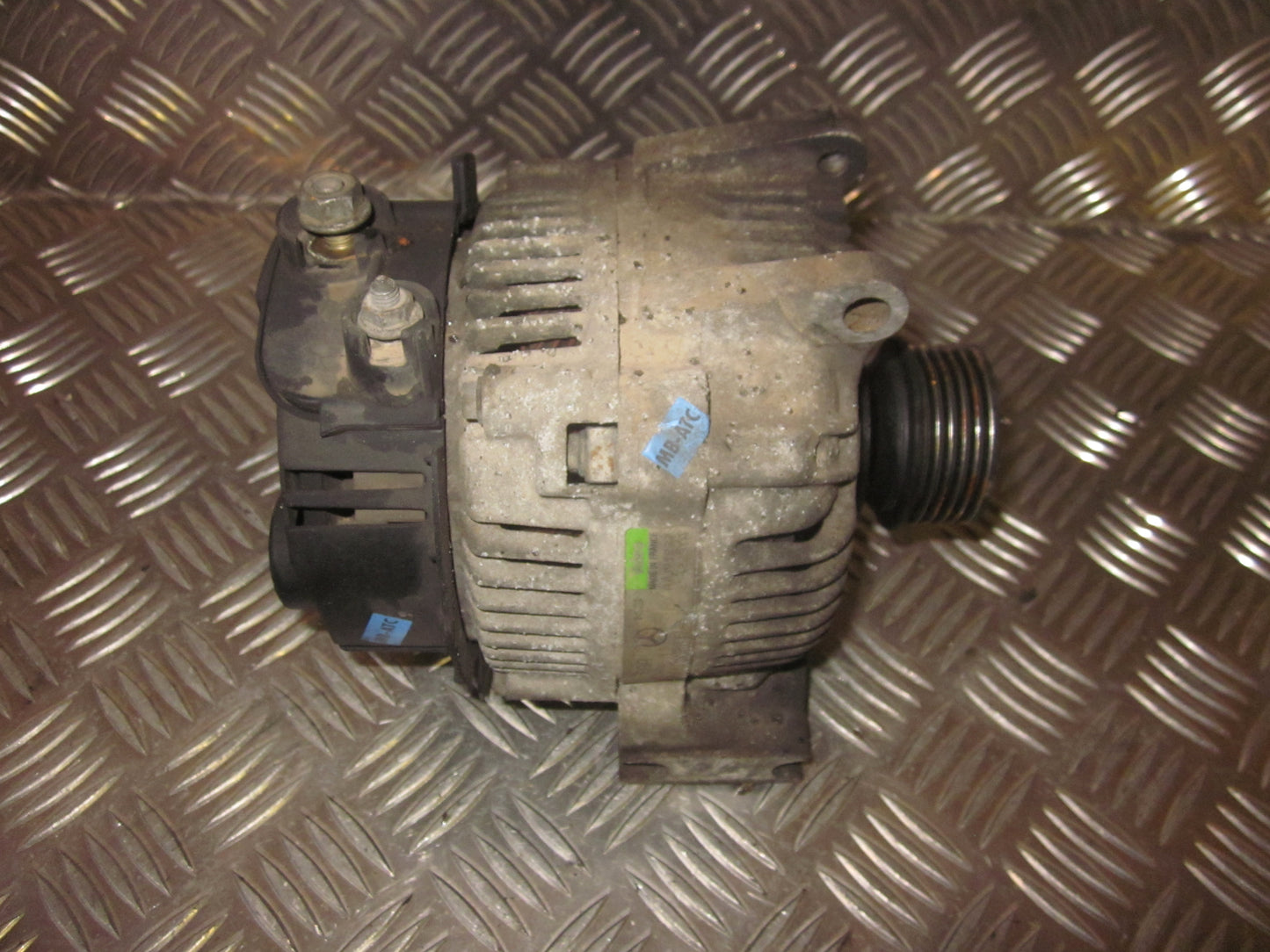 Mercedes A W168 Generator Med OEM Nr. 0111545602 Fra Mercedes Ophugger
