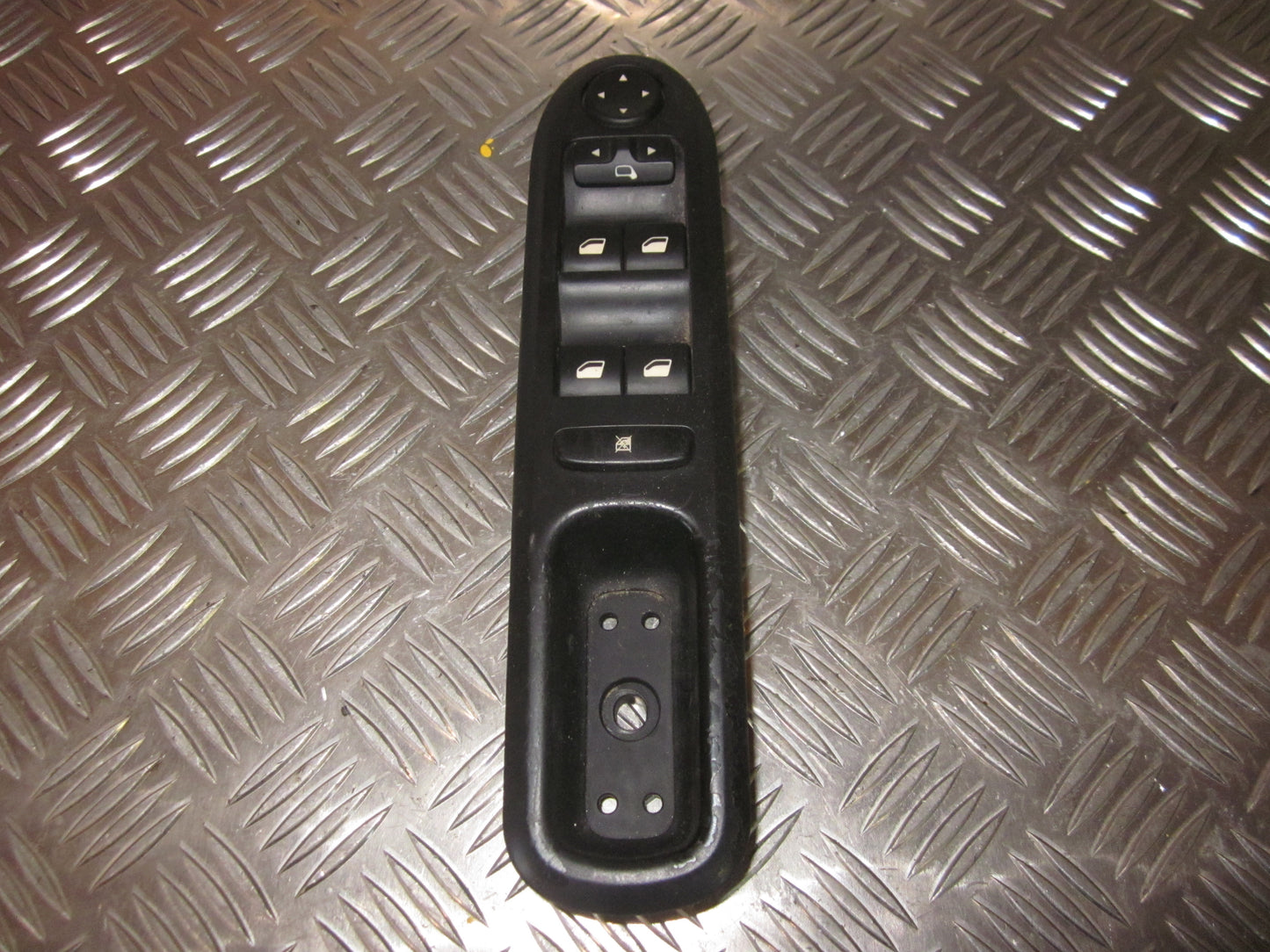 Peugeot 407 Kontakt Rudehejs Med OEM Nr. 96468703XT Fra Peugeot Ophugger