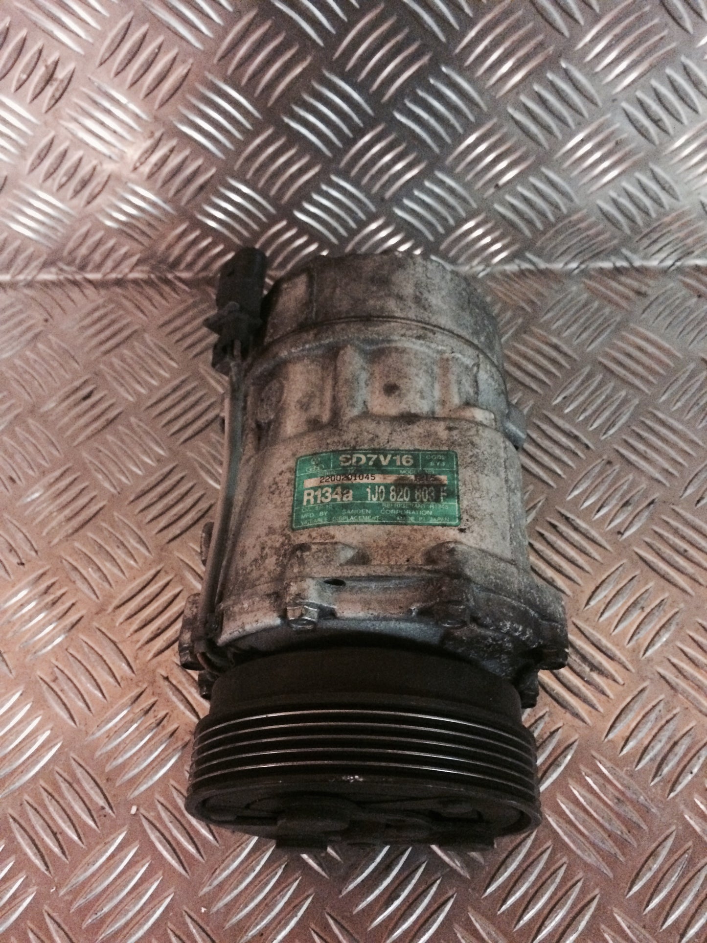 VW Golf 4 1J Aircondition Pumpe Med OEM Nr. 1J0820803F Fra VW Ophugger