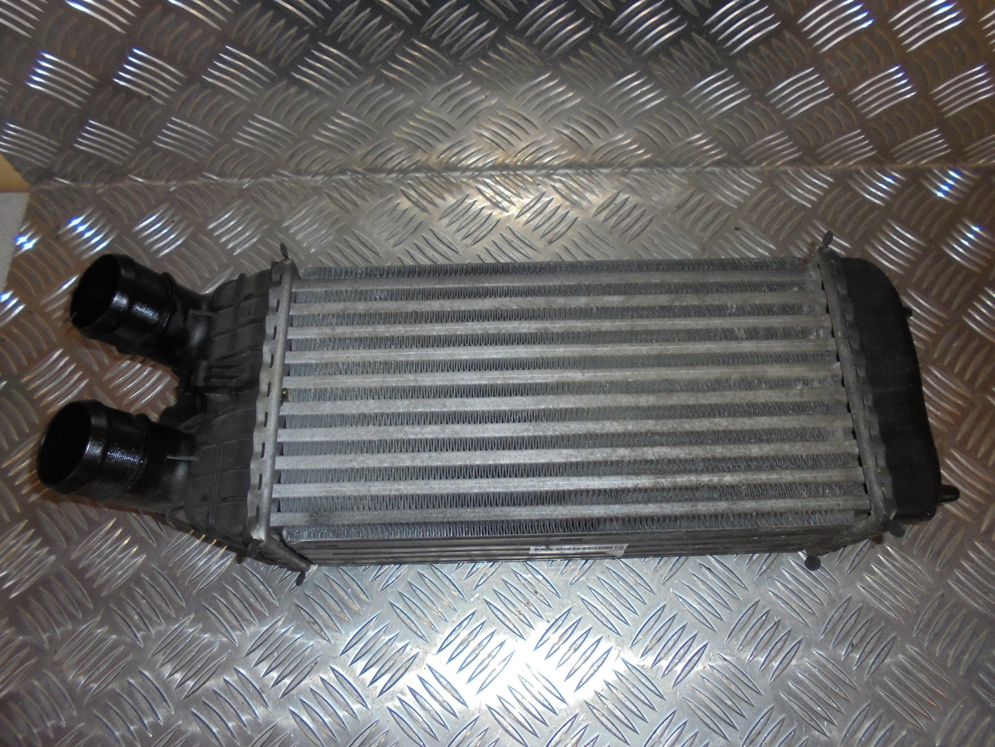Peugeot 207 Køler Intercooler Med OEM Nr. Ophugger Fra Peugeot Ophugger