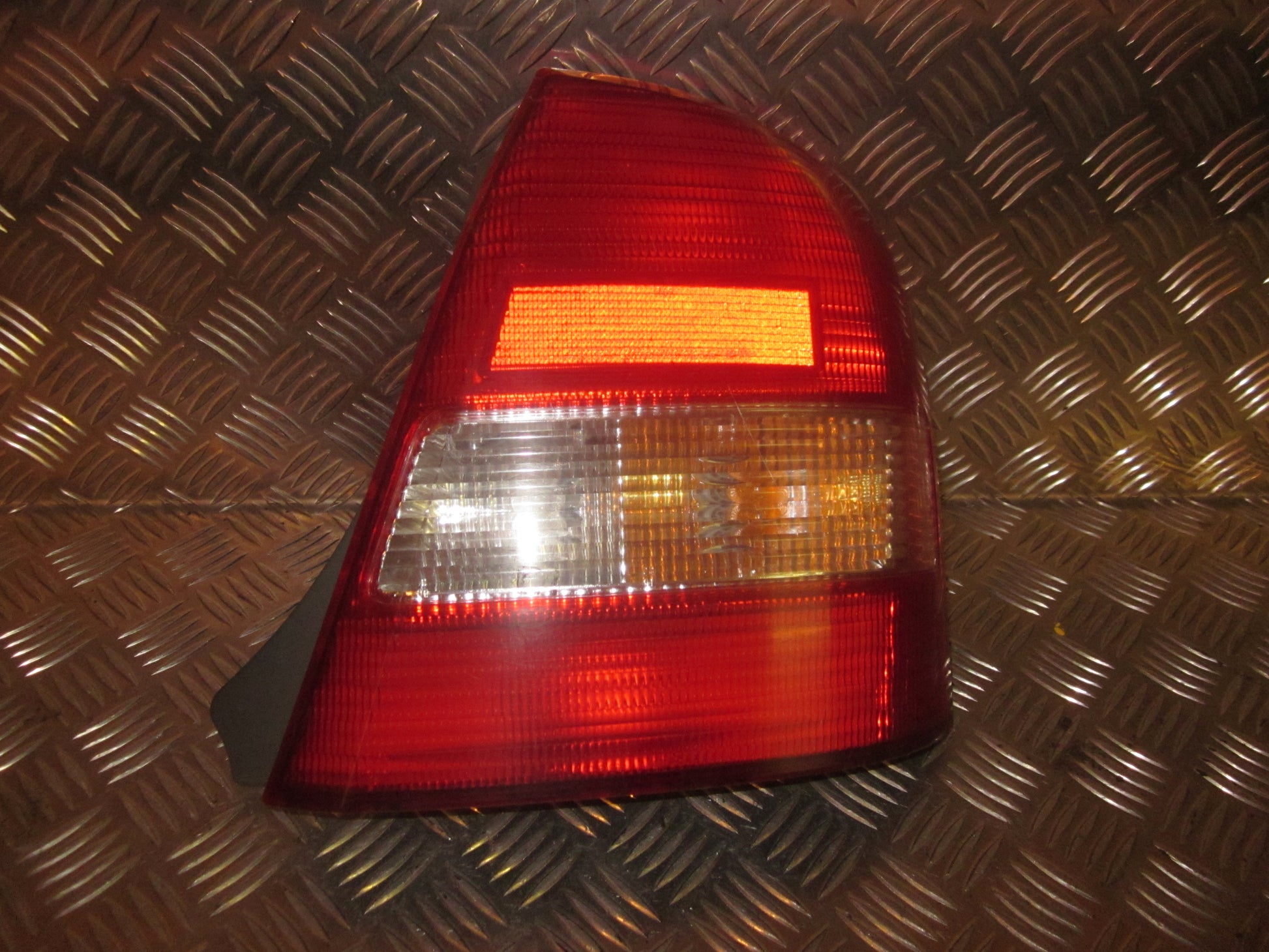 Mazda 323 4D BJ12 Baglygte Med OEM Nr. Ophugger Fra Mazda Ophugger
