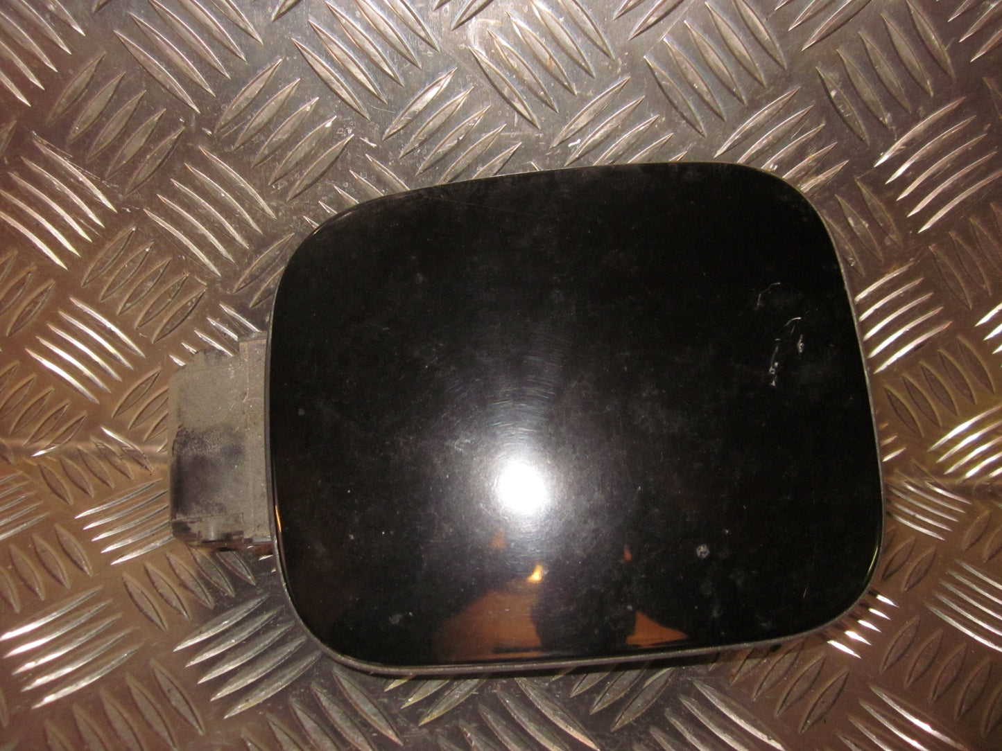VW Beetle 9C Benzinklap / Tankklap Med OEM Nr. 1C0809857M Fra VW Ophugger