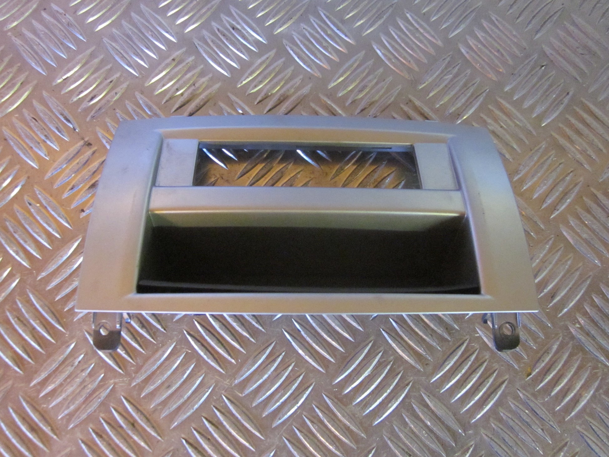 Peugeot 407 Midterkonsol Med OEM Nr. Ophugger Fra Peugeot Ophugger