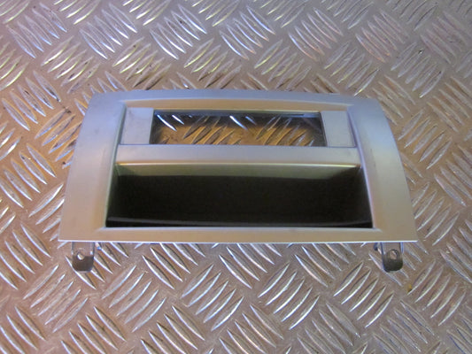 Peugeot 407 Midterkonsol Med OEM Nr. Ophugger Fra Peugeot Ophugger