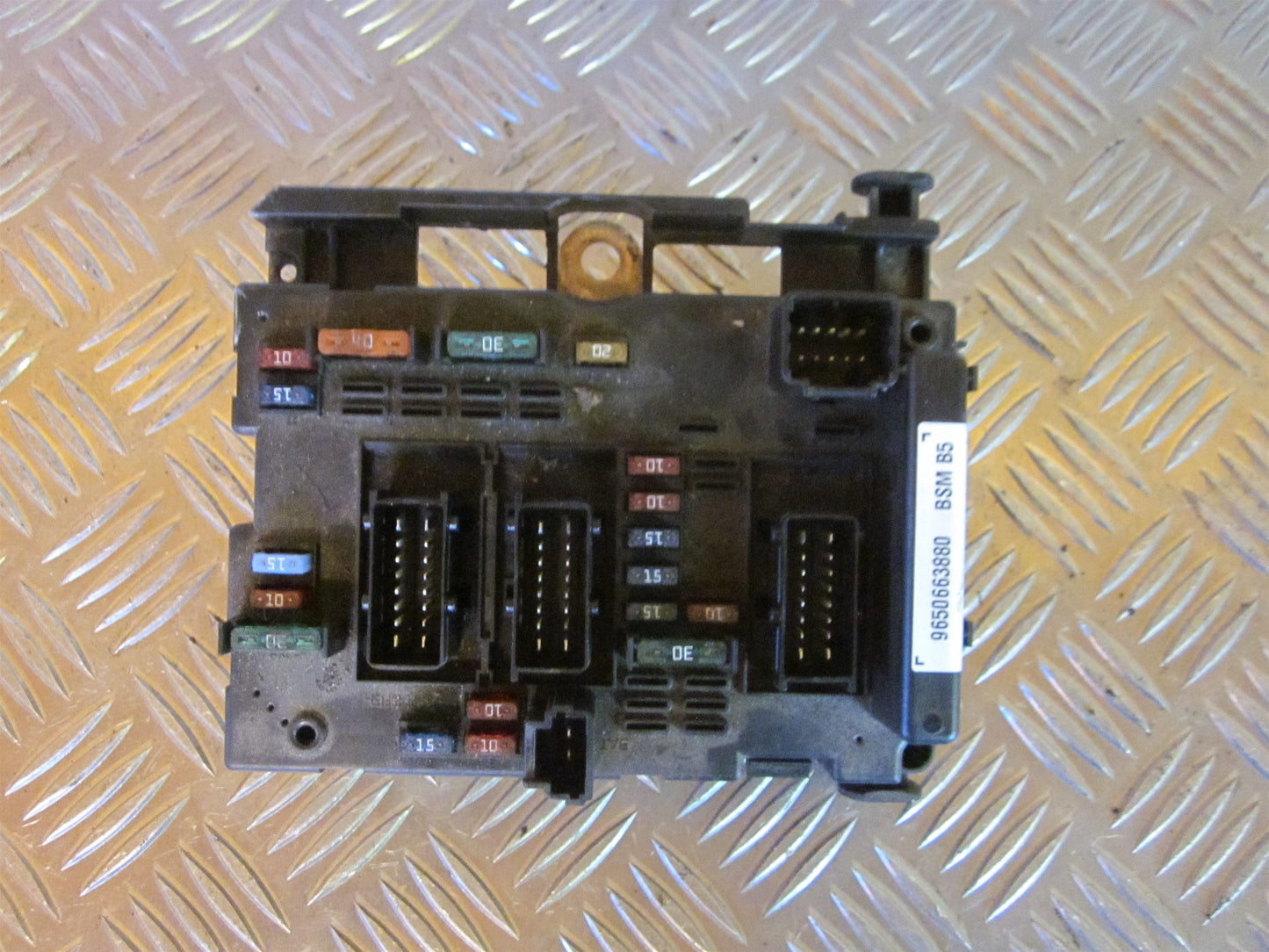 Peugeot 307 Sikringsboks Med OEM Nr. 9650663880 Fra Peugeot Ophugger