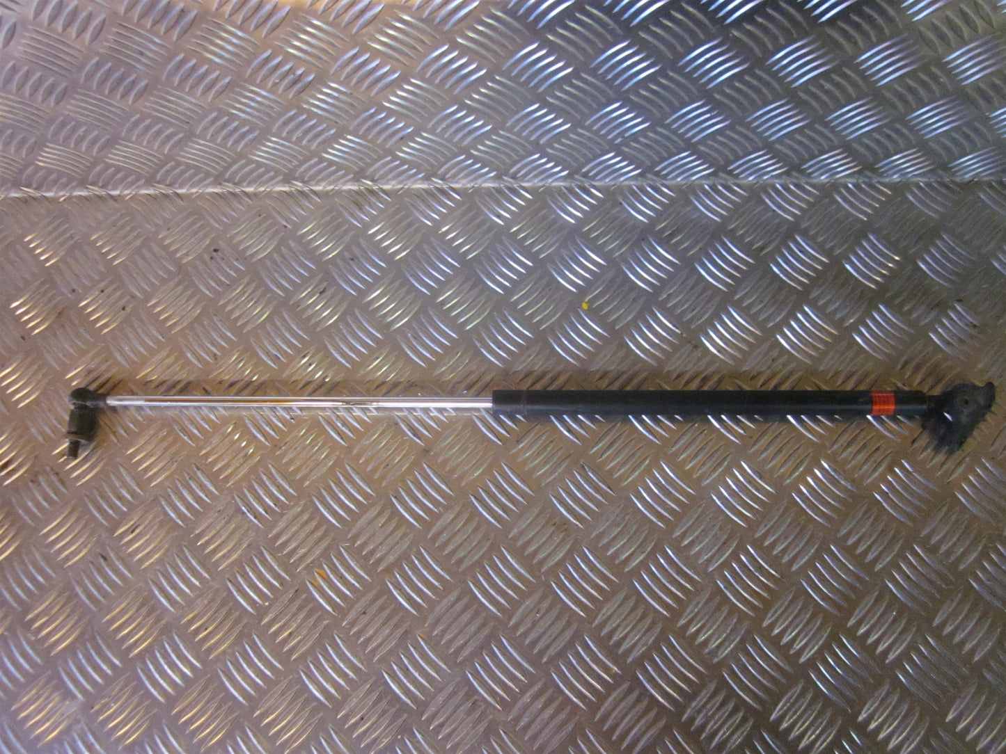 Mitsubishi Lancer Bagklapsdæmper Med OEM Nr. Ophugger Fra Mitsubishi Ophugger