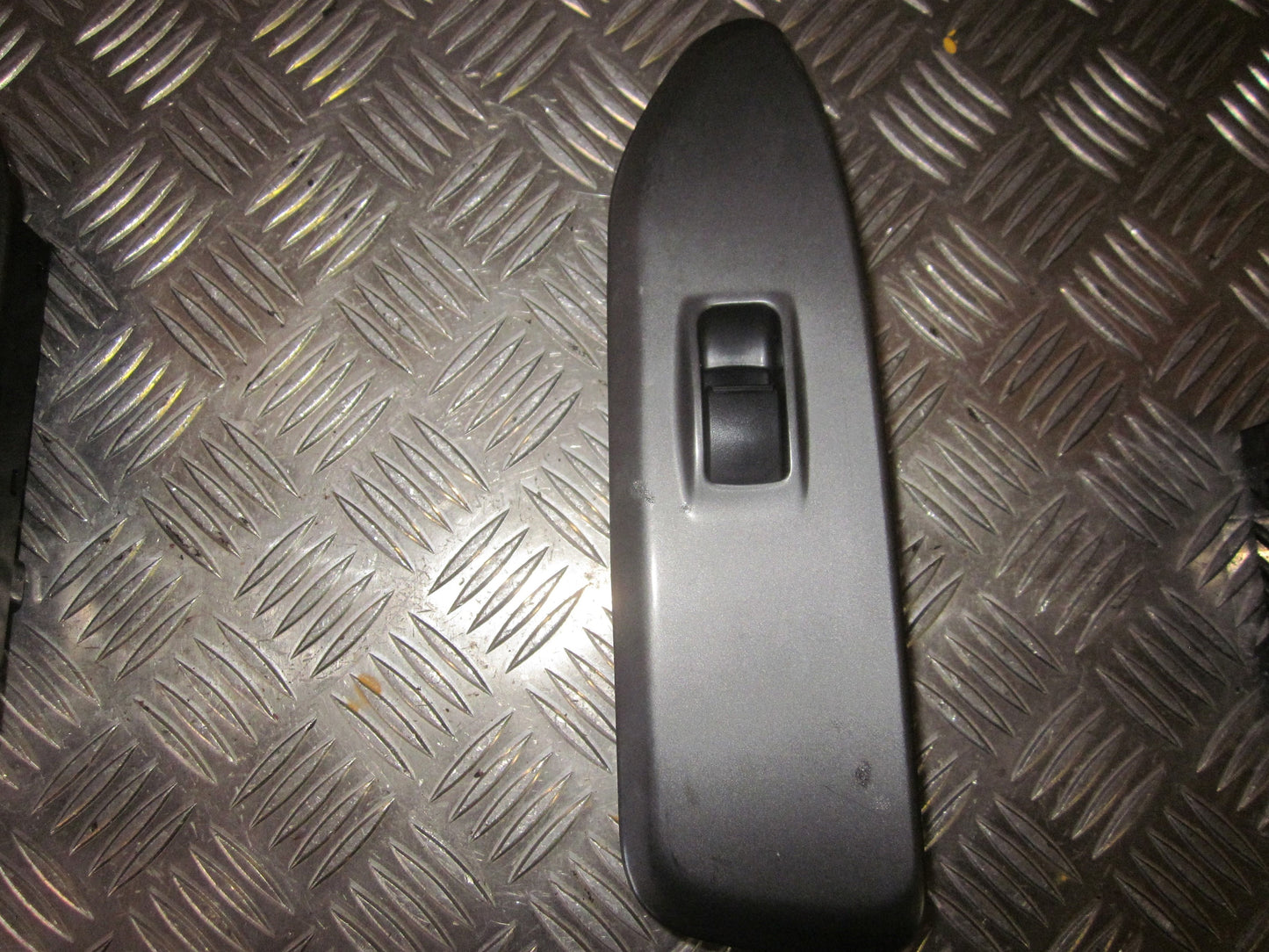 Mitsubishi Lancer Kontakt Rudehejs Med OEM Nr. Ophugger Fra Mitsubishi Ophugger