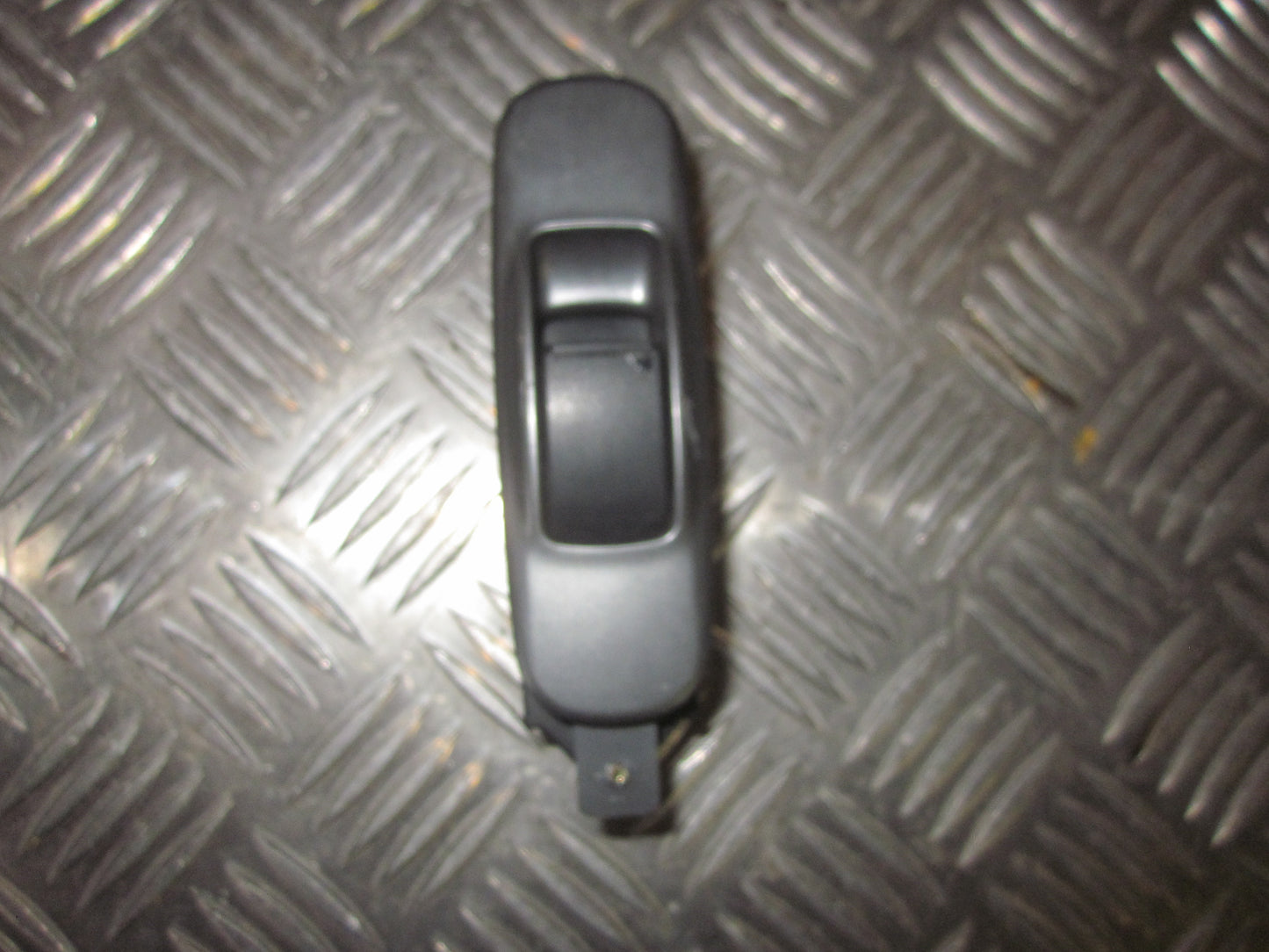 Mitsubishi Lancer Kontakt Rudehejs Med OEM Nr. Ophugger Fra Mitsubishi Ophugger