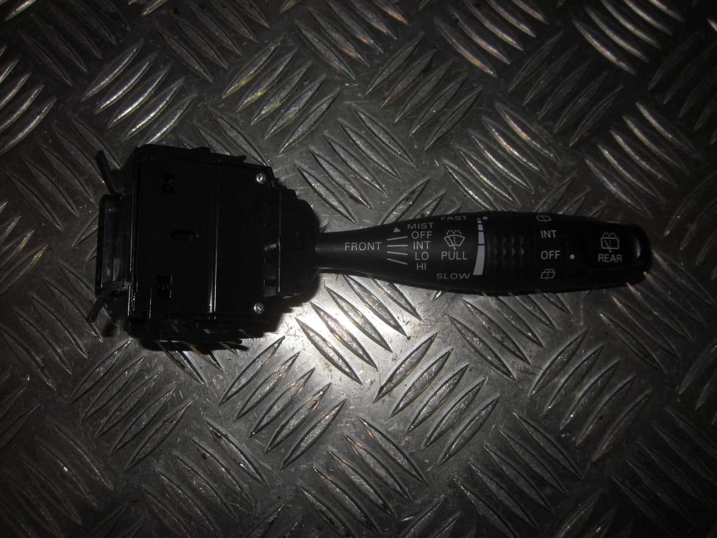 Mitsubishi Lancer Kontakt Visker Med OEM Nr. Ophugger Fra Mitsubishi Ophugger