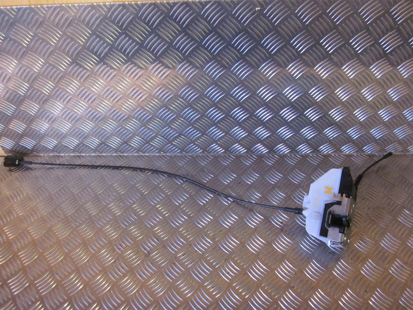 Renault Twingo 2 Dørlås Med OEM Nr. 757532 Fra Renault Ophugger