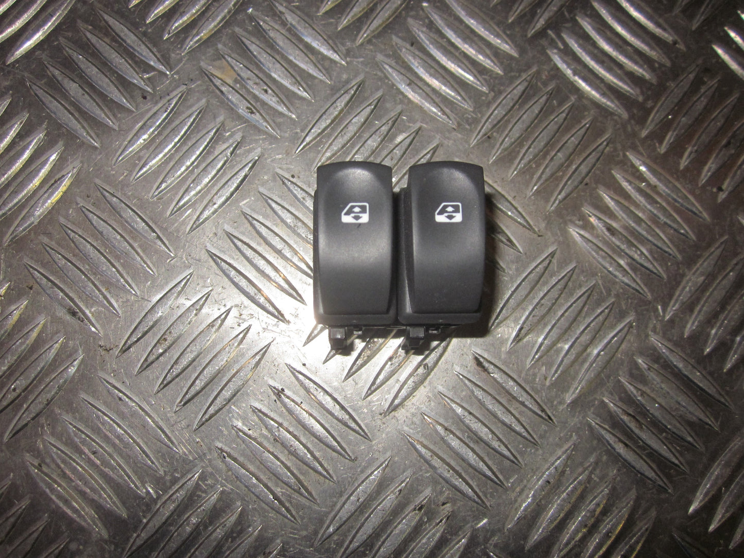 Renault Twingo 2 Kontakt Rudehejs Med OEM Nr. Ophugger Fra Renault Ophugger