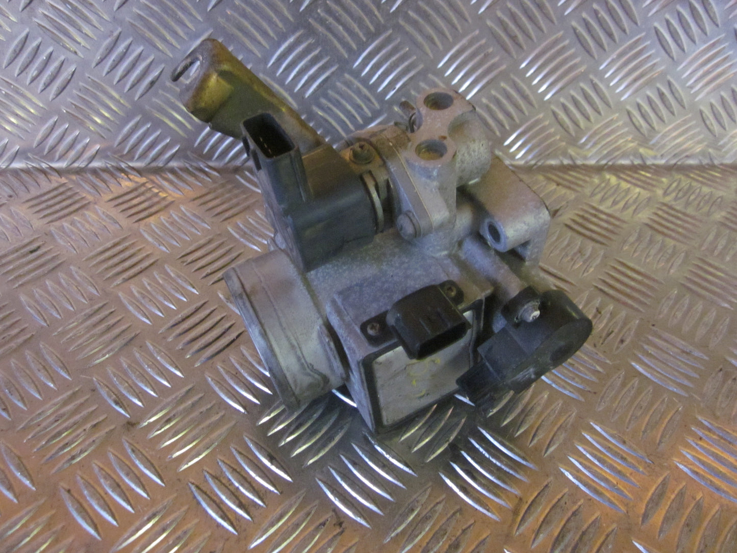 Nissan Micra K11 Spjældhus Med OEM Nr. Ophugger Fra Nissan Ophugger