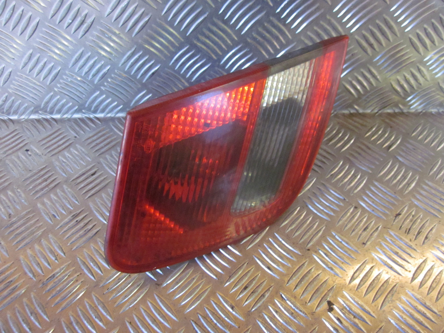 Mitsubishi Carisma Baglygte Med OEM Nr. Ophugger Fra Mitsubishi Ophugger