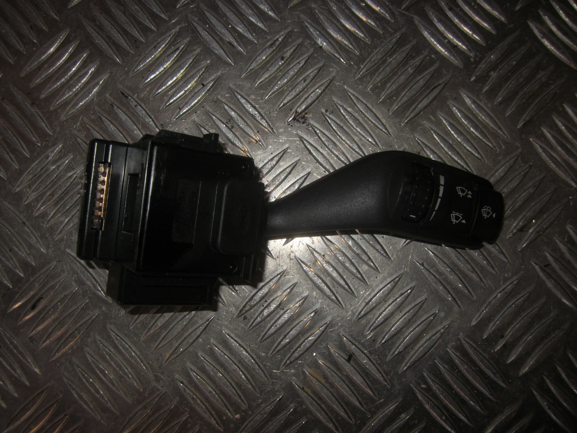 Ford Focus Kontakt Visker Med OEM Nr. Ophugger Fra Ford Ophugger