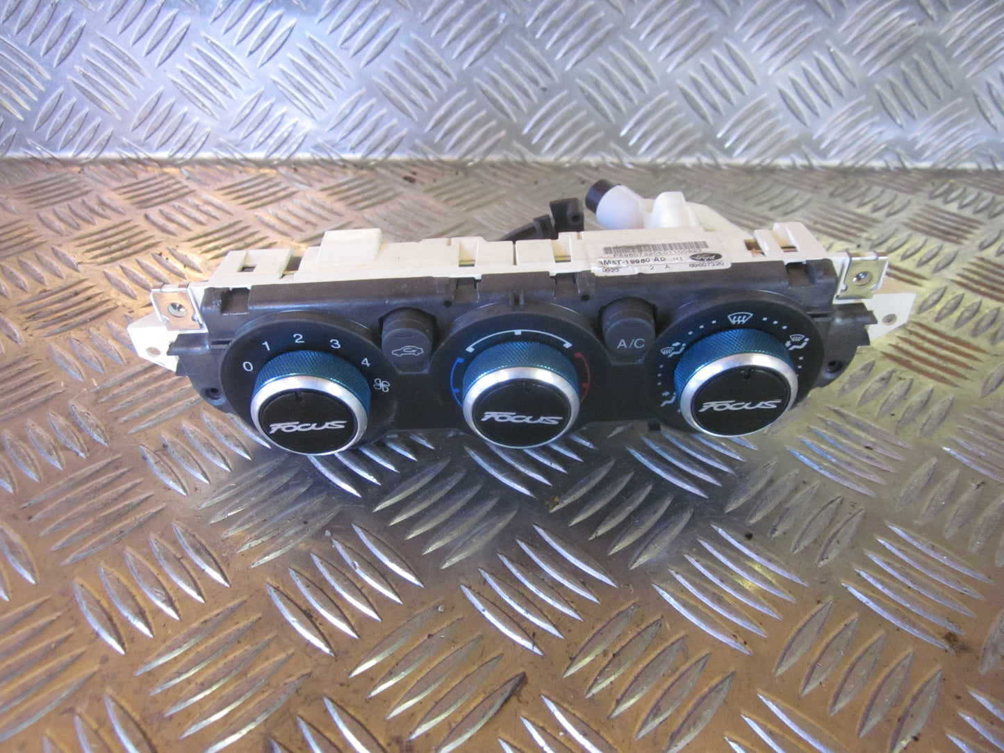 Ford Focus Varmeregulering Med OEM Nr. Ophugger Fra Ford Ophugger