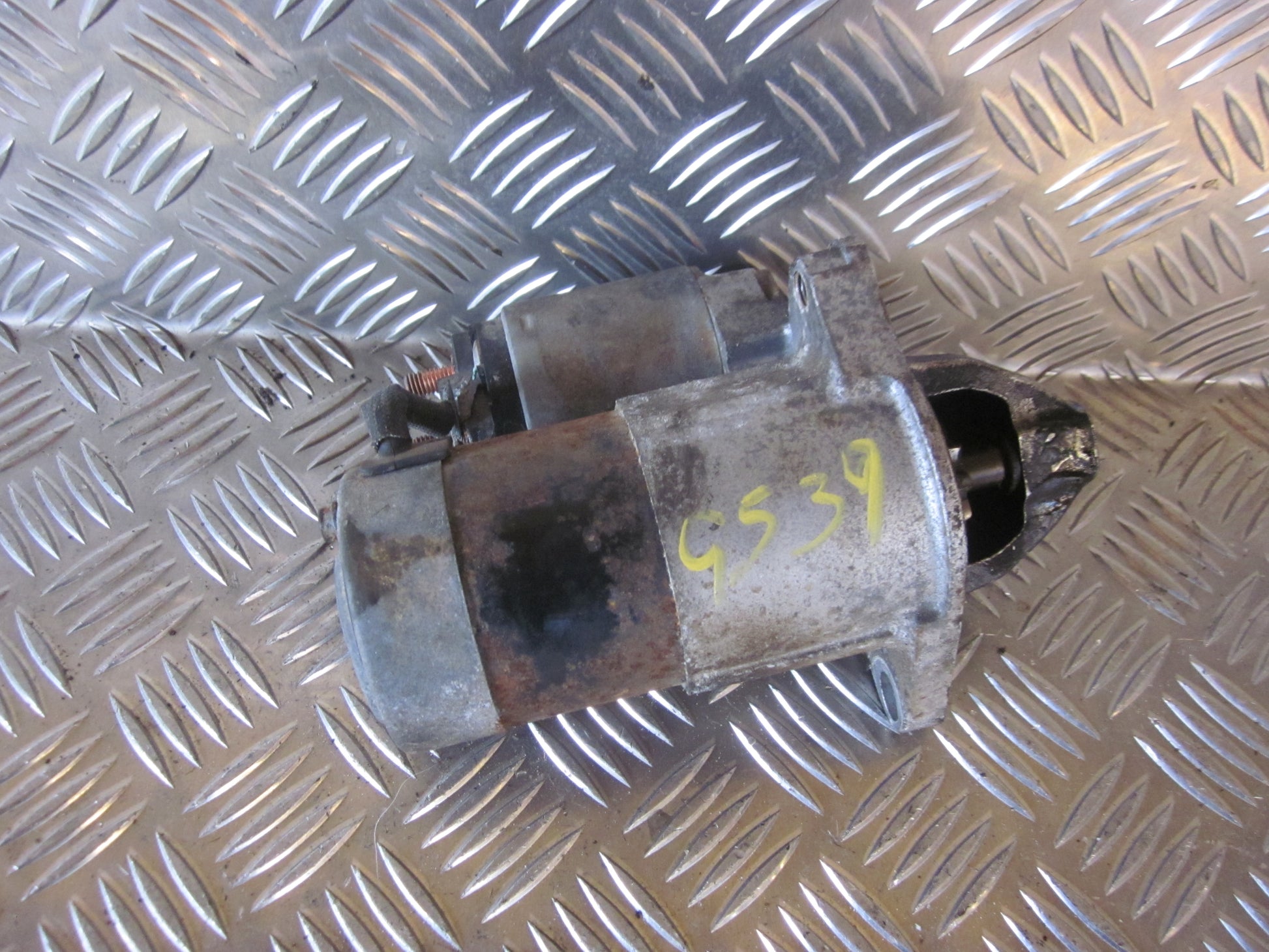 Mazda 323 F 5D BJ14 Starter Med OEM Nr. M000T80081 Fra Mazda Ophugger