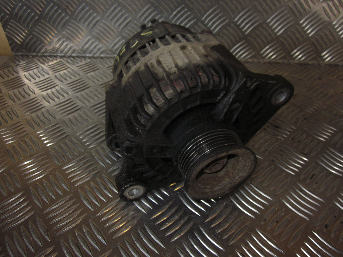 Alfa Romeo 156 Generator Med OEM Nr. 63321423 Fra Alfa Romeo Ophugger