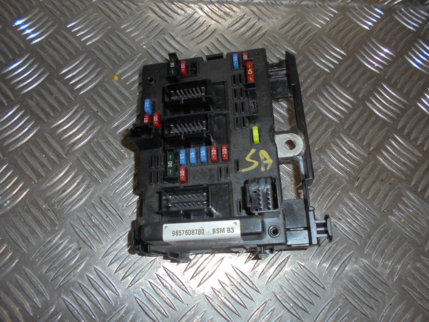 Peugeot 206+ Sikringsboks Med OEM Nr. 9657608780 Fra Peugeot Ophugger