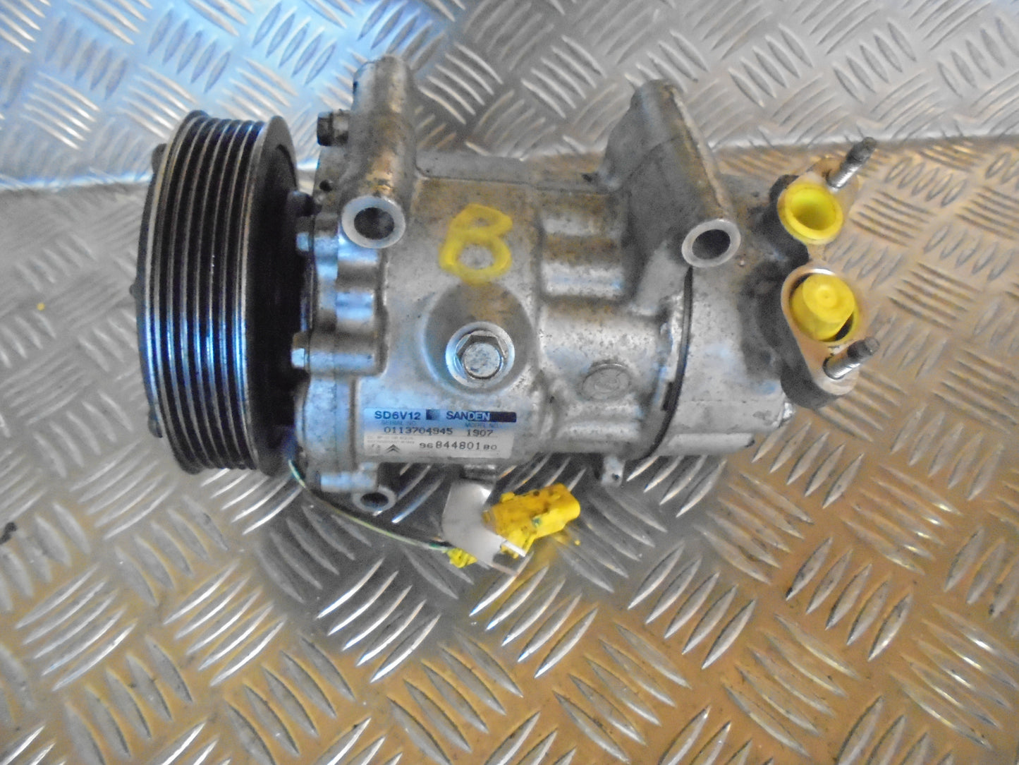 Peugeot 206+ Aircondition Pumpe Med OEM Nr. 9684480180 Fra Peugeot Ophugger