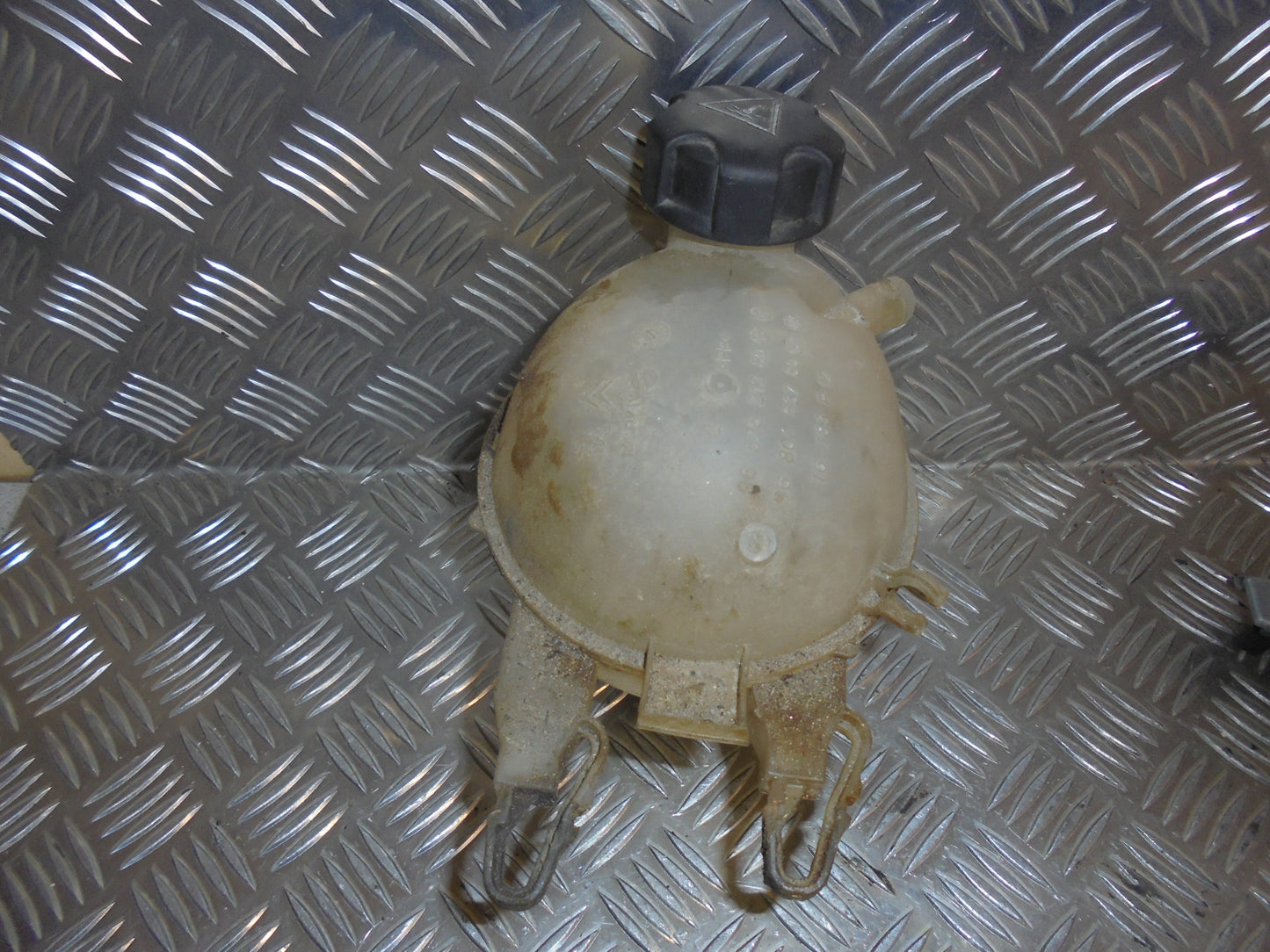 Peugeot 207 Ekspansionsbehold Med OEM Nr. Ophugger Fra Peugeot Ophugger