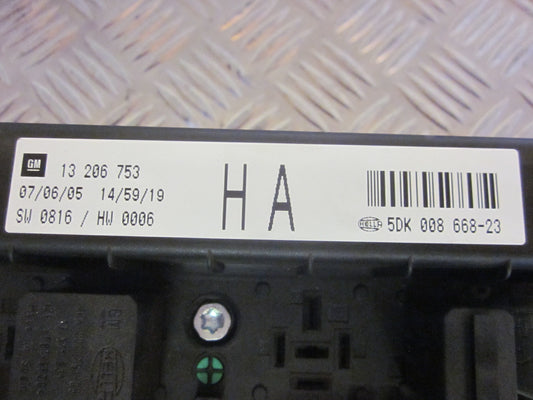 Opel Astra H Sikringsboks Med OEM Nr. Ophugger Fra Opel Ophugger