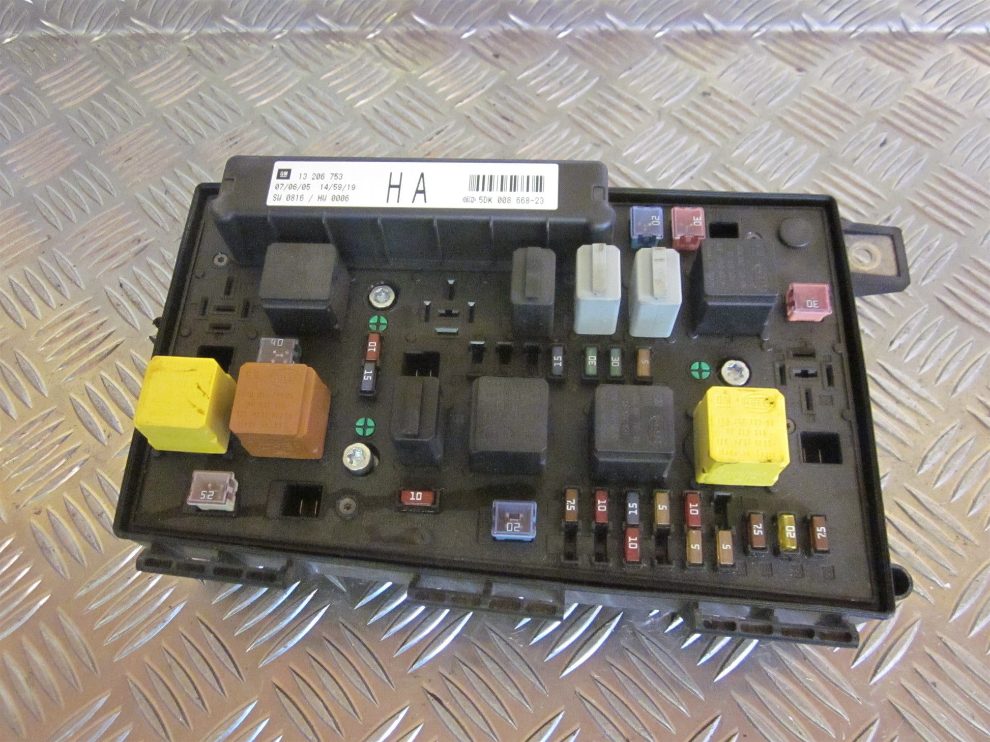 Opel Astra H Sikringsboks Med OEM Nr. Ophugger Fra Opel Ophugger