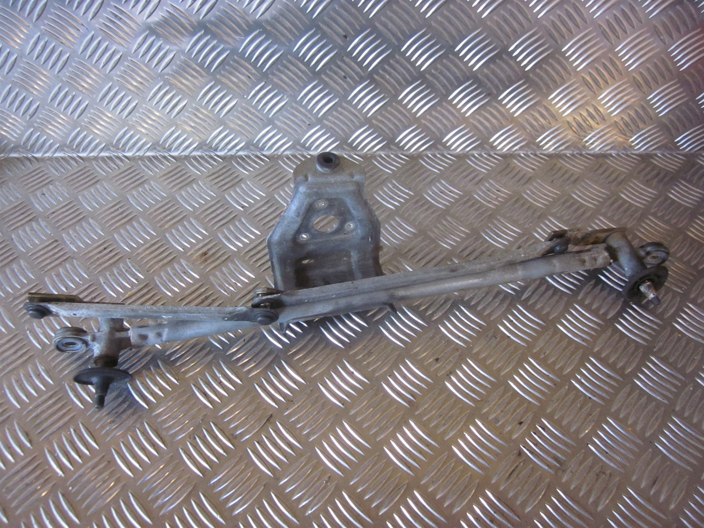 Renault Clio 2 Viskertræk Med OEM Nr. Ophugger Fra Renault Ophugger