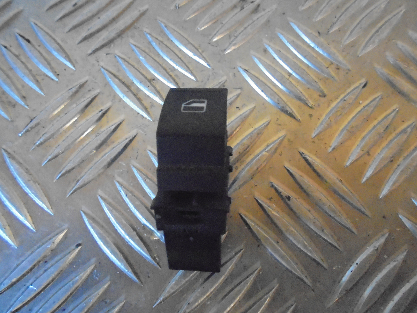 VW Passat 3C Kontakt Rudehejs Med OEM Nr. Ophugger Fra VW Ophugger