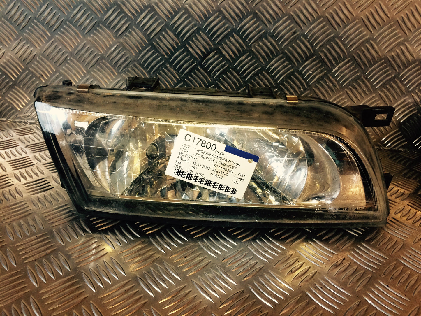 Nissan Almera N15 Forlygte Med OEM Nr. Ophugger Fra Nissan Ophugger