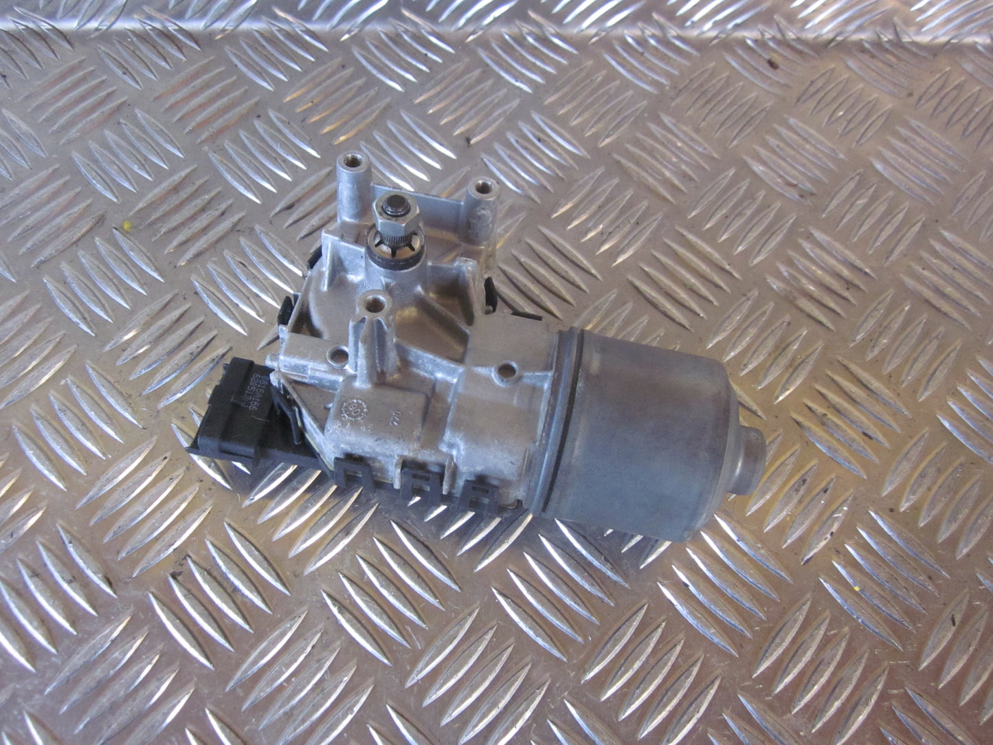 Peugeot 207 Viskermotor Med OEM Nr. 0390241540 Fra Peugeot Ophugger