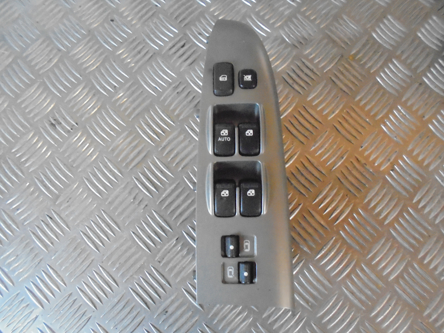 Kia Carnival Kontakt Rudehejs Med OEM Nr. Ophugger Fra Kia Ophugger