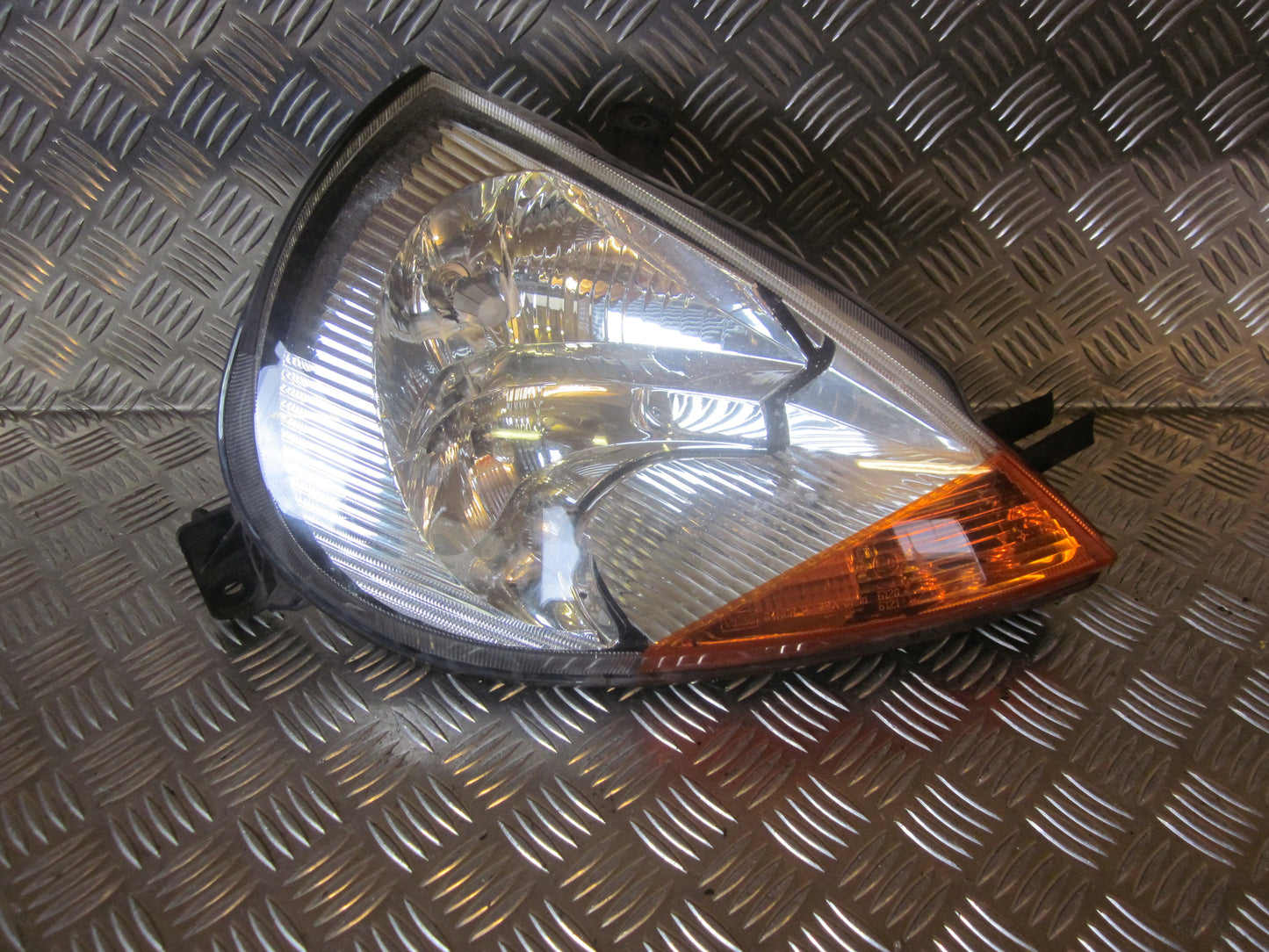 Ford Ka Forlygte Med OEM Nr. Ophugger Fra Ford Ophugger