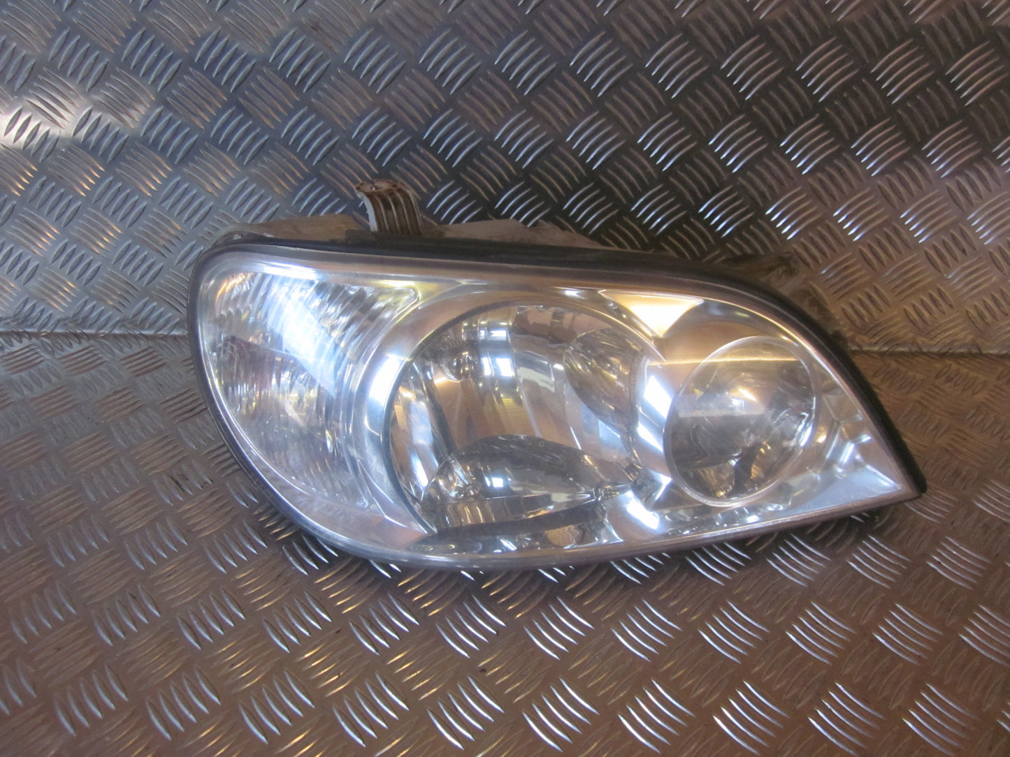 Kia Carnival Forlygte Med OEM Nr. 0K54E51030A Fra Kia Ophugger